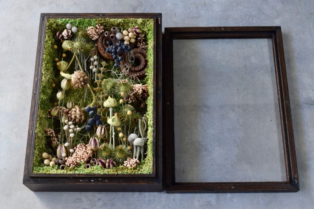 東京の花屋 叢屋Kusamurayaのドライフラワーインテリア雑貨。アンティーク調の木製フレーム(ウッドボックス)を使った、自宅用やギフト用に人気のアレンジメント。