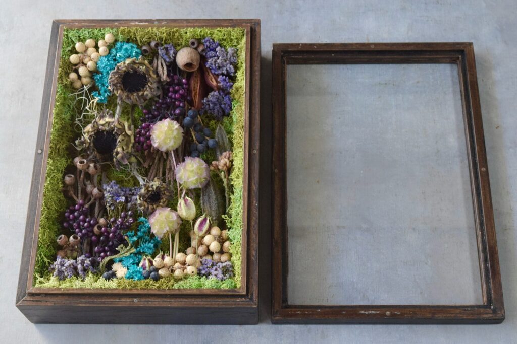 東京の花屋 叢屋Kusamurayaのドライフラワーインテリア雑貨。アンティーク調の木製フレーム(ウッドボックス)を使った、自宅用やギフト用に人気のアレンジメント。
