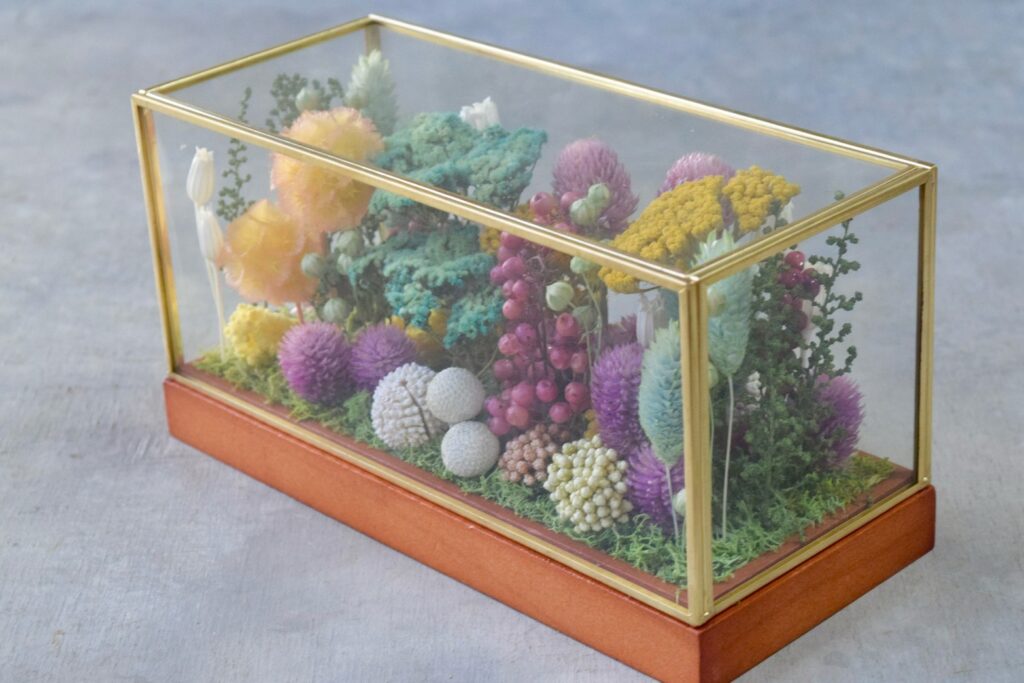 東京の花屋 叢屋Kusamurayaのドライフラワーインテリア雑貨。アンティーク調ガラスケース入りで、自宅用やギフト用に人気のアレンジメント。