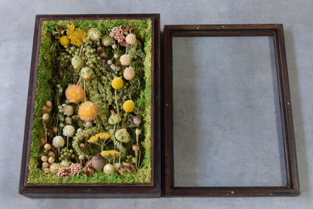 東京の花屋 叢屋Kusamurayaのドライフラワーインテリア雑貨。アンティーク調の木製フレーム(ウッドボックス)を使った、自宅用やギフト用に人気のアレンジメント。