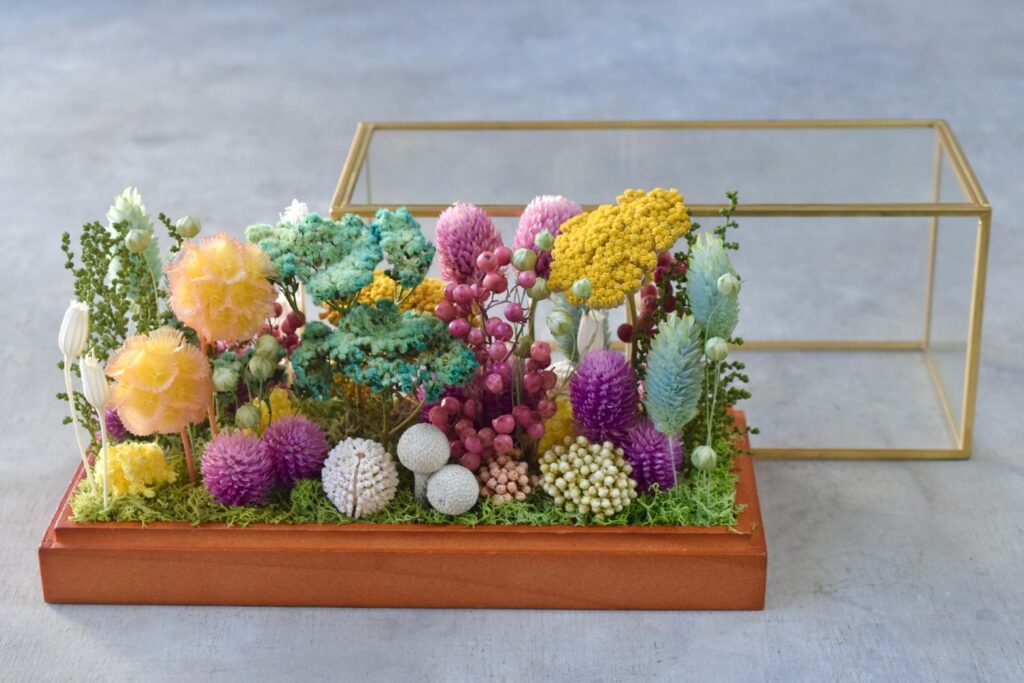 東京の花屋 叢屋Kusamurayaのドライフラワーインテリア雑貨。アンティーク調ガラスケース入りで、自宅用やギフト用に人気のアレンジメント。