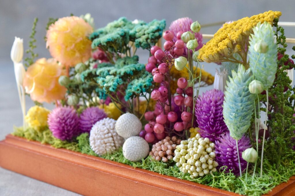 東京の花屋 叢屋Kusamurayaのドライフラワーインテリア雑貨。アンティーク調ガラスケース入りで、自宅用やギフト用に人気のアレンジメント。