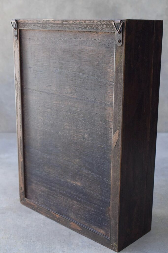 東京の花屋 叢屋Kusamurayaのドライフラワーインテリア雑貨。アンティーク調の木製フレーム(ウッドボックス)を使った、自宅用やギフト用に人気のアレンジメント。