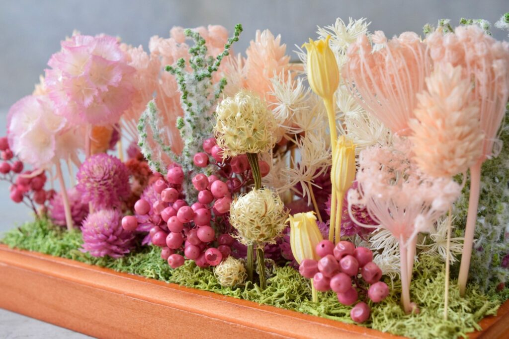 東京の花屋 叢屋Kusamurayaのドライフラワーインテリア雑貨。アンティーク調ガラスケース入りで、自宅用やギフト用に人気のアレンジメント。