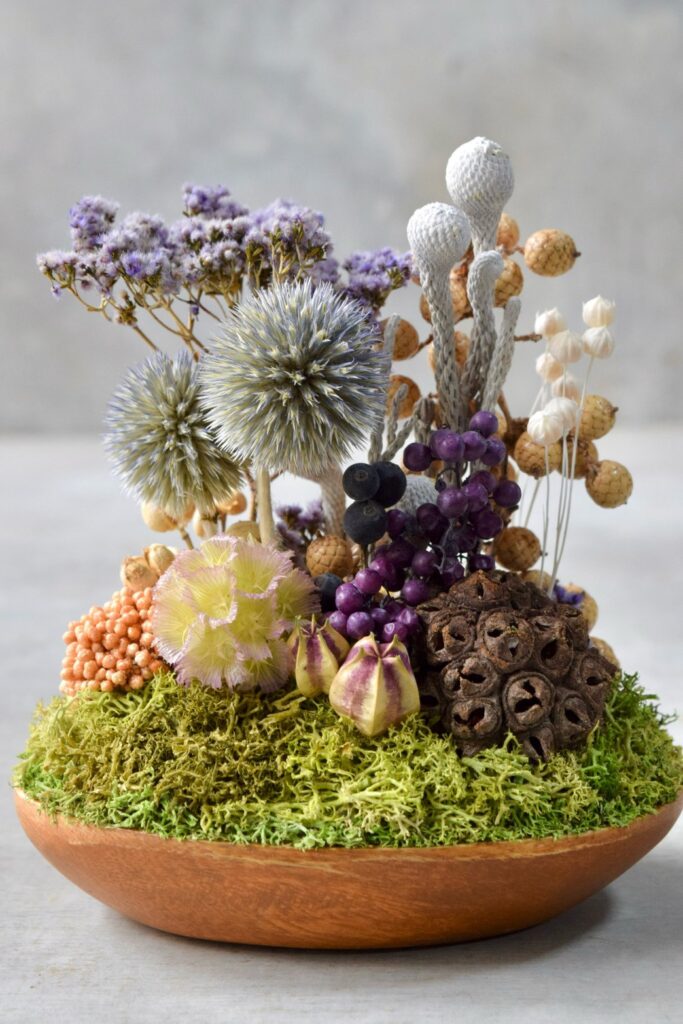 東京の花屋 叢屋Kusamurayaのドライフラワーインテリア雑貨。アンティーク調の木皿(ウッドプレート)を使った、自宅用やギフト用に人気のアレンジメント。
