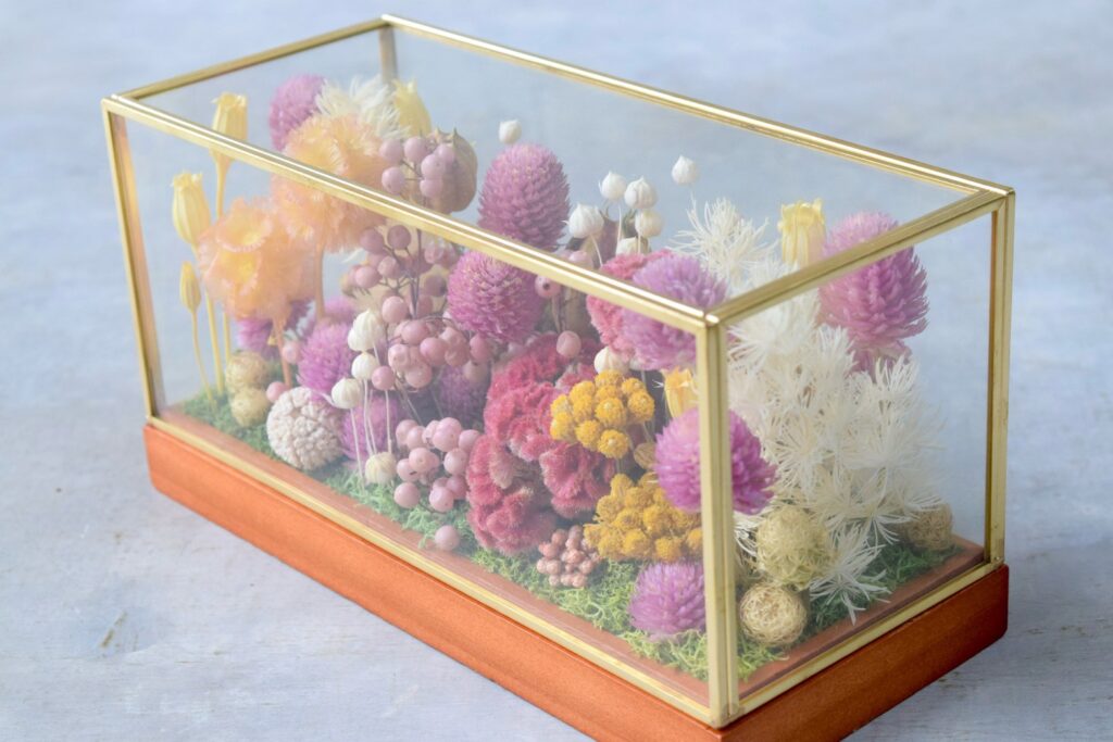 東京の花屋 叢屋Kusamurayaのドライフラワーインテリア雑貨。アンティーク調ガラスケース入りで、自宅用やギフト用に人気のアレンジメント。