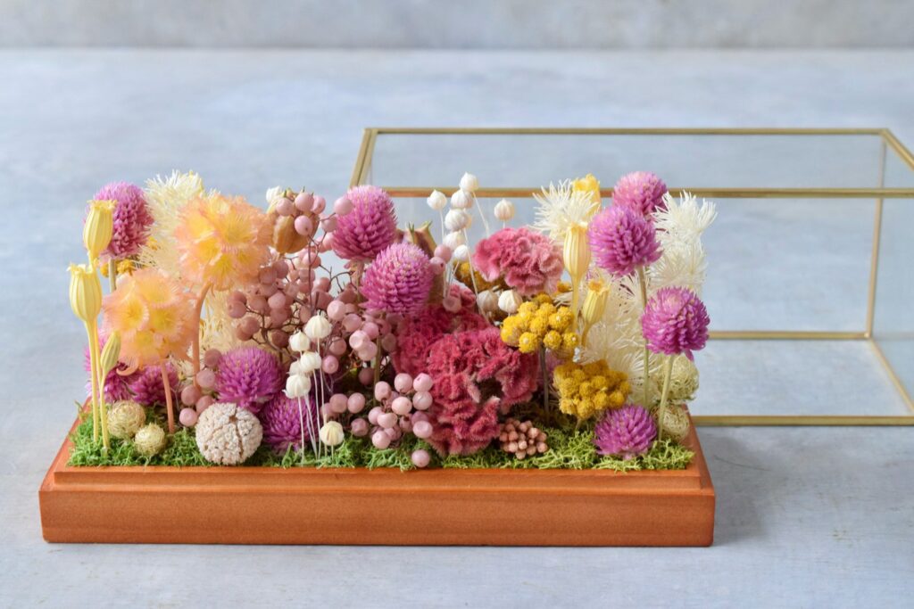 東京の花屋 叢屋Kusamurayaのドライフラワーインテリア雑貨。アンティーク調ガラスケース入りで、自宅用やギフト用に人気のアレンジメント。