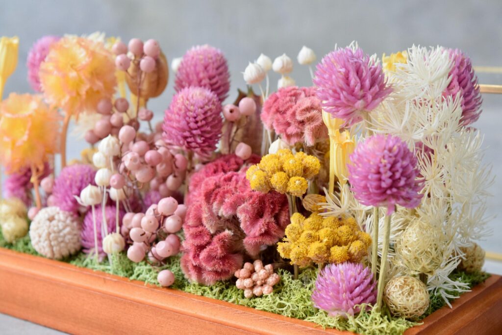 東京の花屋 叢屋Kusamurayaのドライフラワーインテリア雑貨。アンティーク調ガラスケース入りで、自宅用やギフト用に人気のアレンジメント。