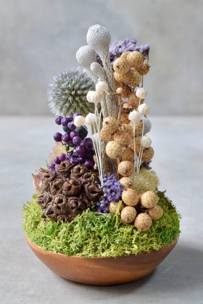 東京の花屋 叢屋Kusamurayaのドライフラワーインテリア雑貨。アンティーク調の木皿(ウッドプレート)を使った、自宅用やギフト用に人気のアレンジメント。