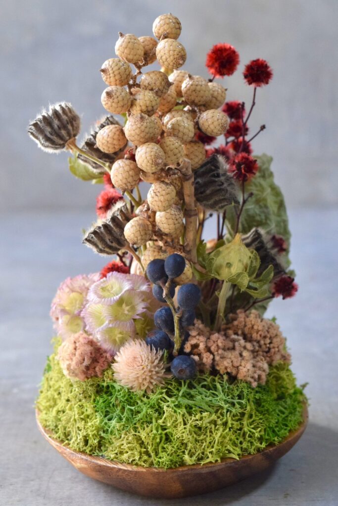 東京の花屋 叢屋Kusamurayaのドライフラワーインテリア雑貨。アンティーク調の木皿(ウッドプレート)を使った、自宅用やギフト用に人気のアレンジメント。