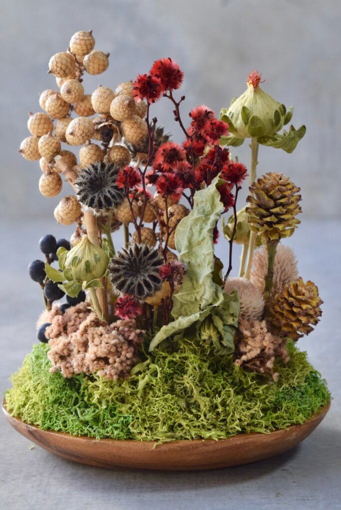 東京の花屋 叢屋Kusamurayaのドライフラワーインテリア雑貨。アンティーク調の木皿(ウッドプレート)を使った、自宅用やギフト用に人気のアレンジメント。