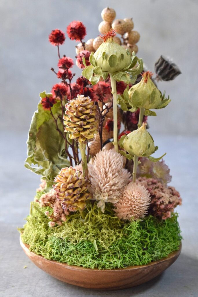 東京の花屋 叢屋Kusamurayaのドライフラワーインテリア雑貨。アンティーク調の木皿(ウッドプレート)を使った、自宅用やギフト用に人気のアレンジメント。