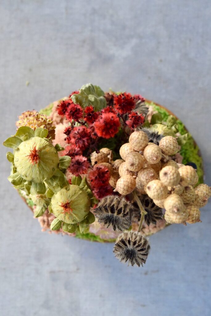 東京の花屋 叢屋Kusamurayaのドライフラワーインテリア雑貨。アンティーク調の木皿(ウッドプレート)を使った、自宅用やギフト用に人気のアレンジメント。