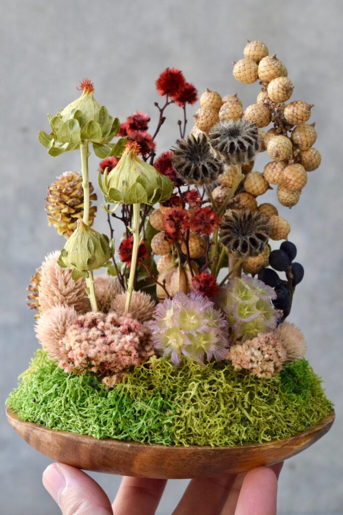 東京の花屋 叢屋Kusamurayaのドライフラワーインテリア雑貨。アンティーク調の木皿(ウッドプレート)を使った、自宅用やギフト用に人気のアレンジメント。