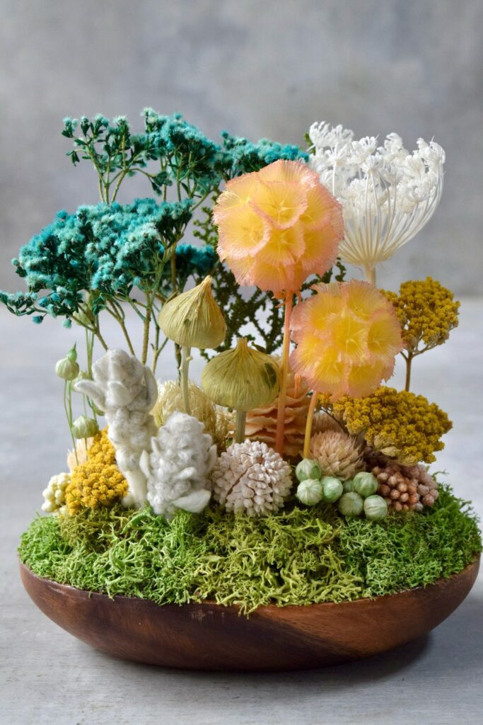 東京の花屋 叢屋Kusamurayaのドライフラワーインテリア雑貨。アンティーク調の木皿(ウッドプレート)を使った、自宅用やギフト用に人気のアレンジメント。