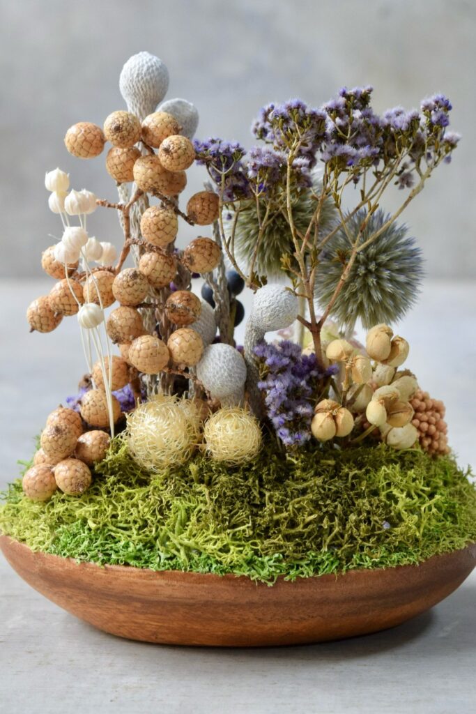 東京の花屋 叢屋Kusamurayaのドライフラワーインテリア雑貨。アンティーク調の木皿(ウッドプレート)を使った、自宅用やギフト用に人気のアレンジメント。