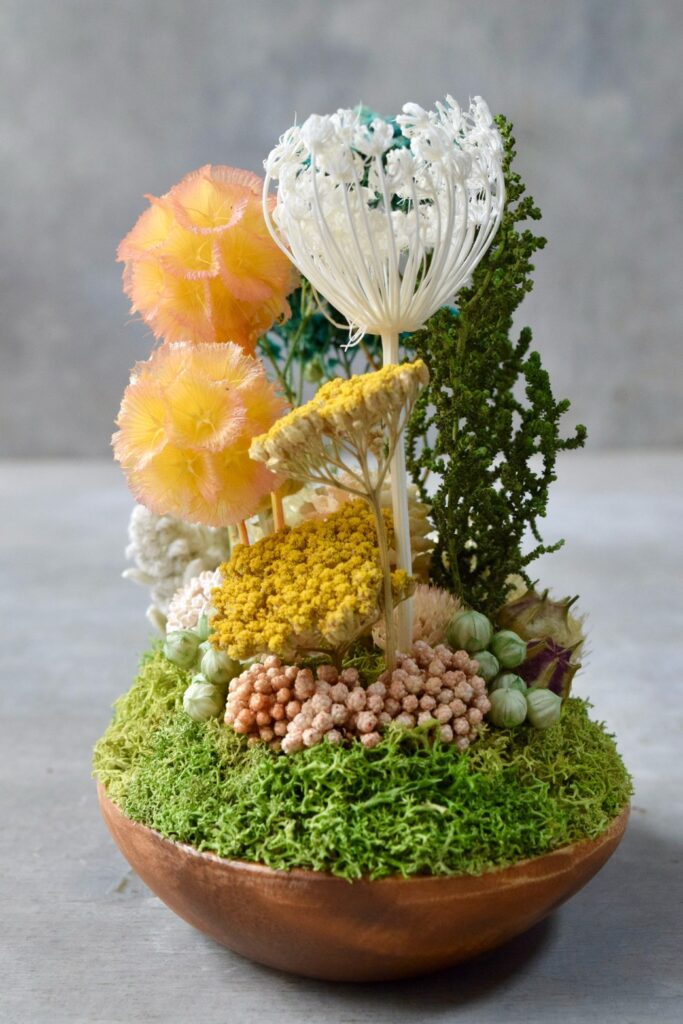 東京の花屋 叢屋Kusamurayaのドライフラワーインテリア雑貨。アンティーク調の木皿(ウッドプレート)を使った、自宅用やギフト用に人気のアレンジメント。