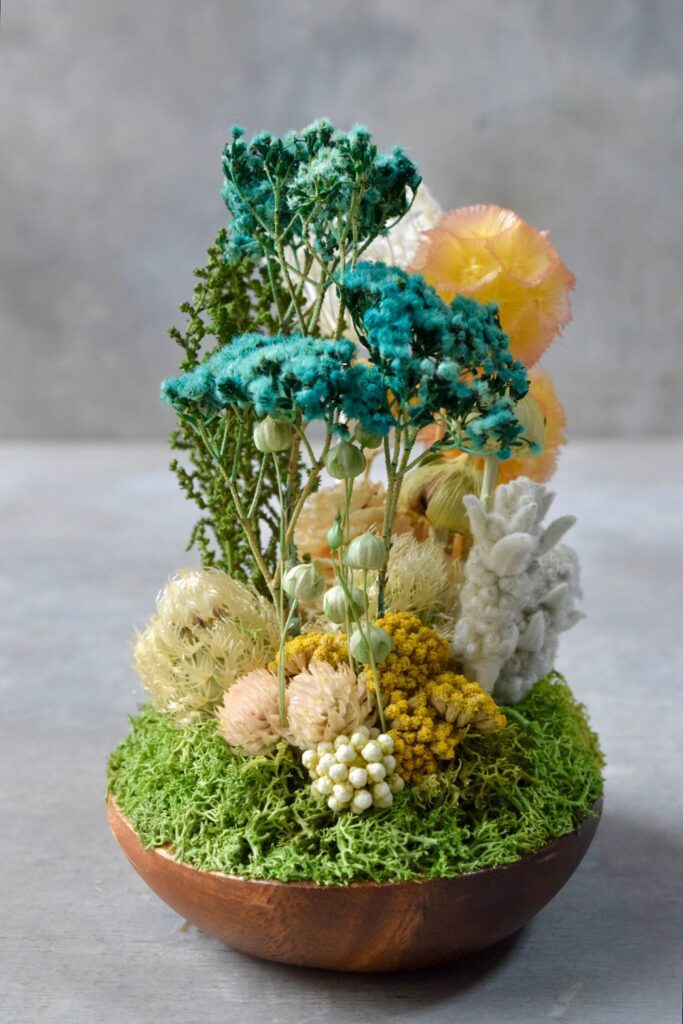 東京の花屋 叢屋Kusamurayaのドライフラワーインテリア雑貨。アンティーク調の木皿(ウッドプレート)を使った、自宅用やギフト用に人気のアレンジメント。