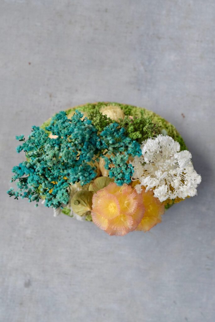 東京の花屋 叢屋Kusamurayaのドライフラワーインテリア雑貨。アンティーク調の木皿(ウッドプレート)を使った、自宅用やギフト用に人気のアレンジメント。