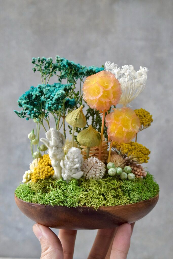 東京の花屋 叢屋Kusamurayaのドライフラワーインテリア雑貨。アンティーク調の木皿(ウッドプレート)を使った、自宅用やギフト用に人気のアレンジメント。