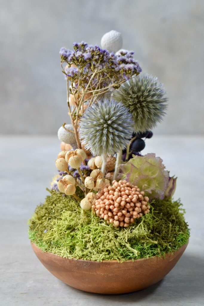 東京の花屋 叢屋Kusamurayaのドライフラワーインテリア雑貨。アンティーク調の木皿(ウッドプレート)を使った、自宅用やギフト用に人気のアレンジメント。