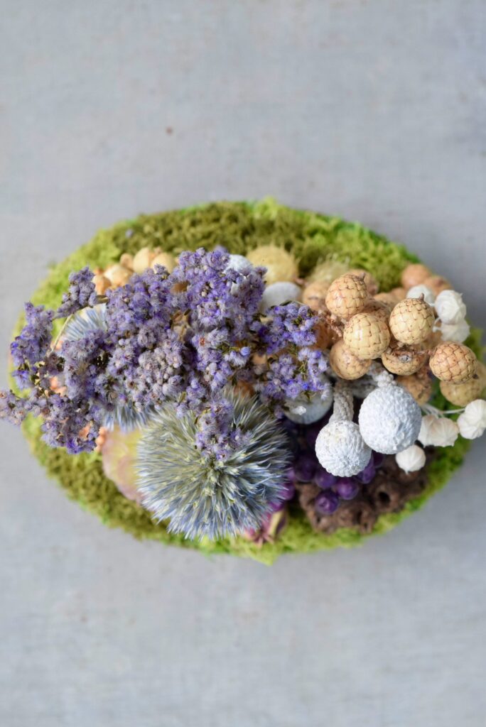 東京の花屋 叢屋Kusamurayaのドライフラワーインテリア雑貨。アンティーク調の木皿(ウッドプレート)を使った、自宅用やギフト用に人気のアレンジメント。