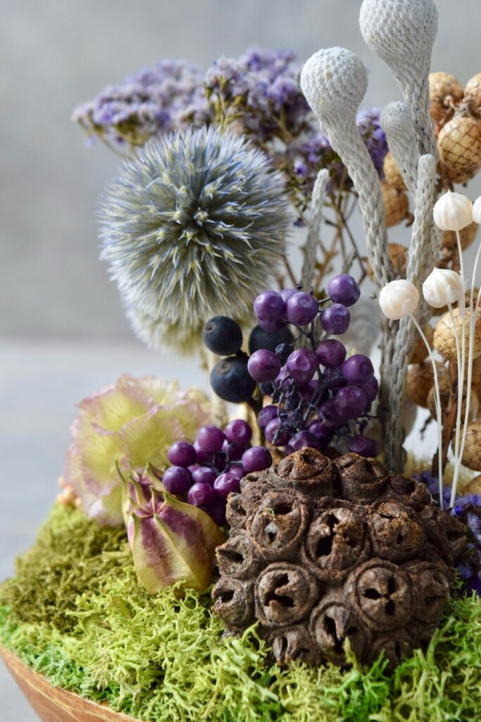 東京の花屋 叢屋Kusamurayaのドライフラワーインテリア雑貨。アンティーク調の木皿(ウッドプレート)を使った、自宅用やギフト用に人気のアレンジメント。