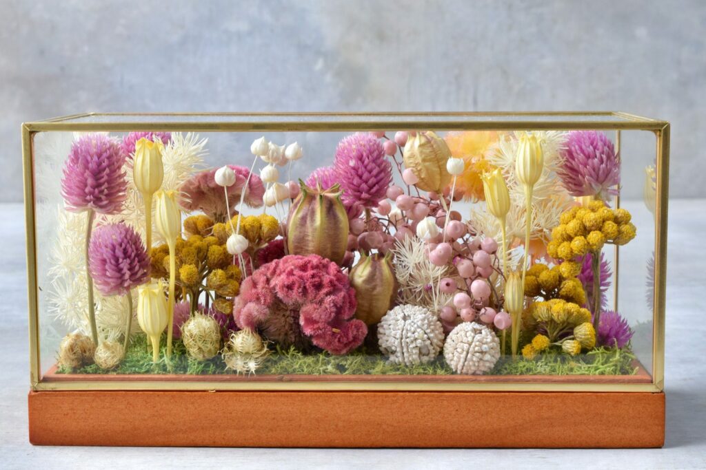 東京の花屋 叢屋Kusamurayaのドライフラワーインテリア雑貨。アンティーク調ガラスケース入りで、自宅用やギフト用に人気のアレンジメント。