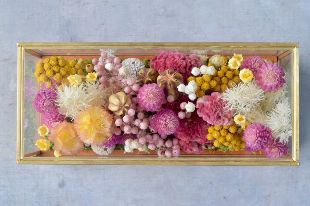 東京の花屋 叢屋Kusamurayaのドライフラワーインテリア雑貨。アンティーク調ガラスケース入りで、自宅用やギフト用に人気のアレンジメント。