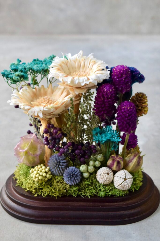 東京の花屋 叢屋Kusamurayaのドライフラワーインテリア雑貨。アンティーク調のドーム型ケースに、植物標本をイメージしてデザインされたドライフラワーインテリア。自宅用やギフト用として人気のアレンジメントです。