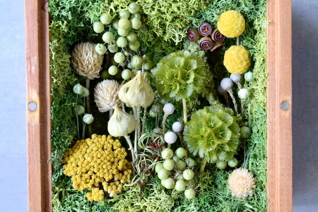 東京の花屋 叢屋Kusamurayaのドライフラワーインテリア雑貨。アンティーク調の木製フレーム入りで、自宅用やギフト用に人気のアレンジメント。