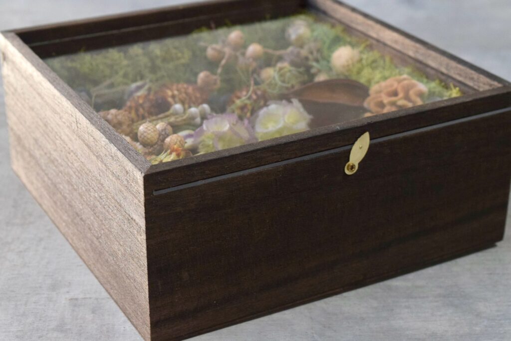 東京の花屋 叢屋Kusamurayaのドライフラワーインテリア雑貨。アンティーク調の木製フレーム(ウッドボックス)を使った、自宅用やギフト用に人気のアレンジメント。