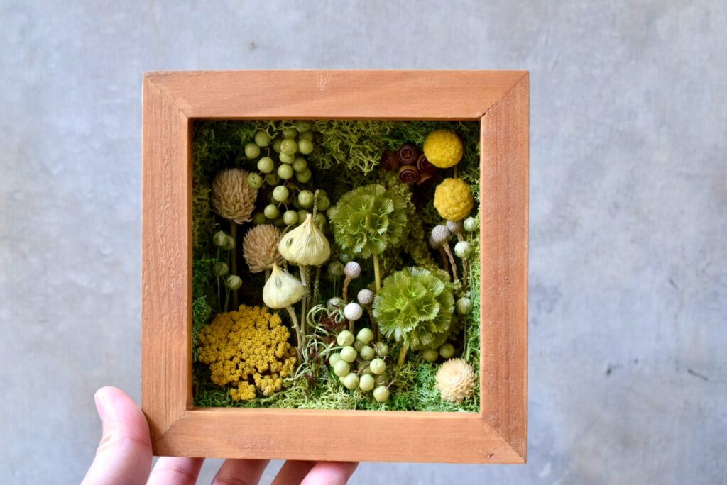 東京の花屋 叢屋Kusamurayaのドライフラワーインテリア雑貨。アンティーク調の木製フレーム入りで、自宅用やギフト用に人気のアレンジメント。