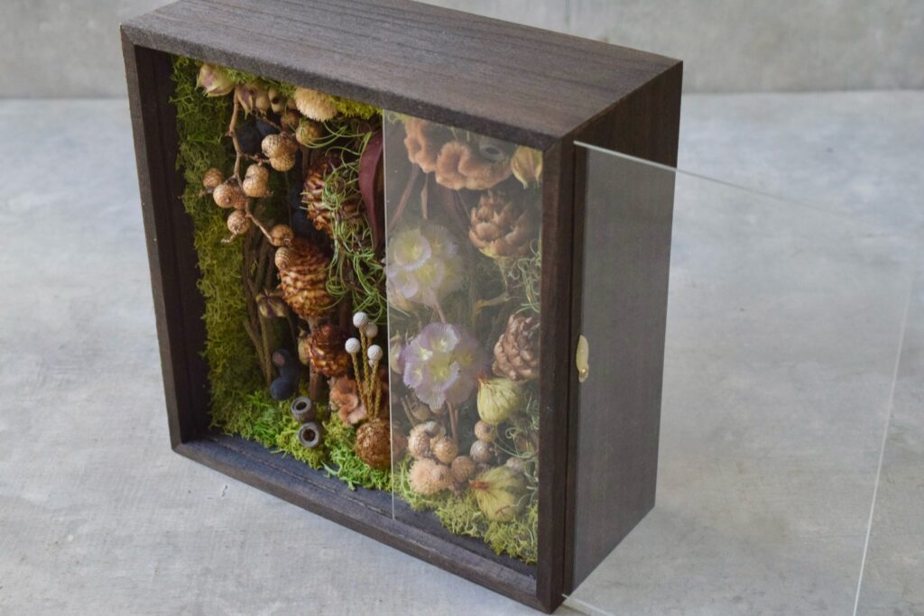 東京の花屋 叢屋Kusamurayaのドライフラワーインテリア雑貨。アンティーク調の木製フレーム(ウッドボックス)を使った、自宅用やギフト用に人気のアレンジメント。