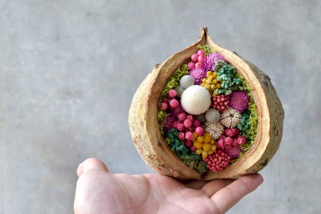 東京の花屋。幸福をもたらすと言われる縁起物のブッダナッツを器にした叢屋Kusamurayaドライフラワーアレンジ
誕生日・記念日ギフトや自宅インテリアにおすすめ。