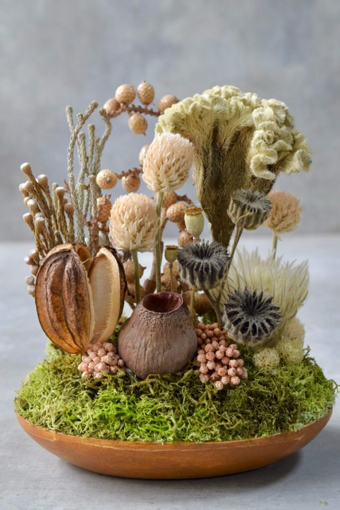 東京の花屋 叢屋Kusamurayaのドライフラワーインテリア雑貨。アンティーク調の木皿(ウッドプレート)を使った、自宅用やギフト用に人気のアレンジメント。