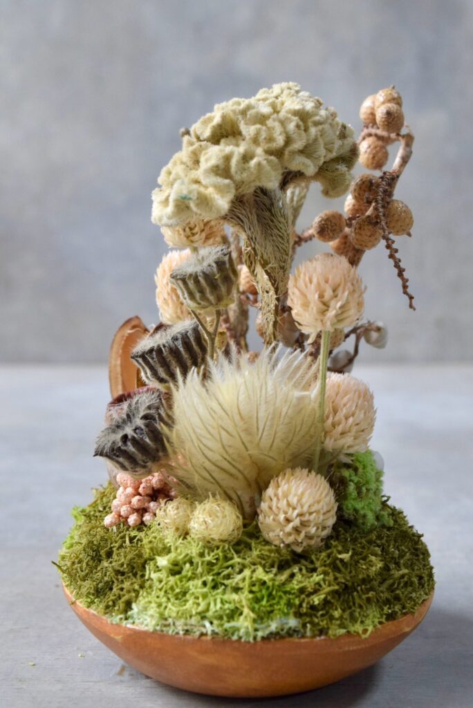 東京の花屋 叢屋Kusamurayaのドライフラワーインテリア雑貨。アンティーク調の木皿(ウッドプレート)を使った、自宅用やギフト用に人気のアレンジメント。