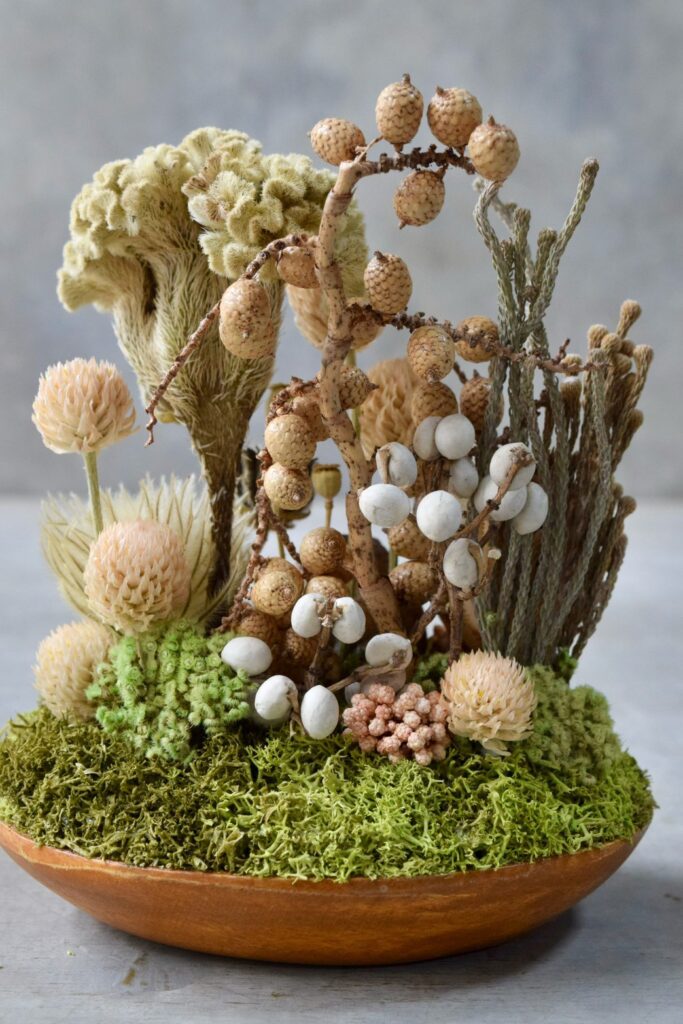 東京の花屋 叢屋Kusamurayaのドライフラワーインテリア雑貨。アンティーク調の木皿(ウッドプレート)を使った、自宅用やギフト用に人気のアレンジメント。