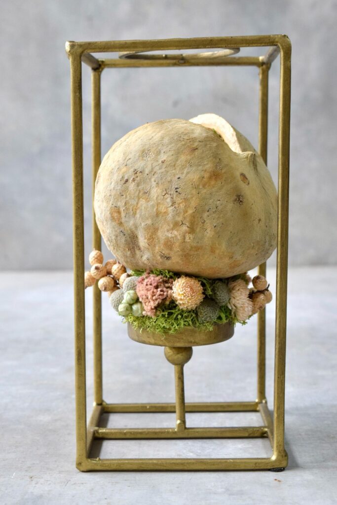 東京の花屋「叢屋Kusamuraya」のドライフラワーとアイアンフレームを組み合わせたアンティークインテリア雑貨。自宅の装飾やギフトに人気のアレンジメント。