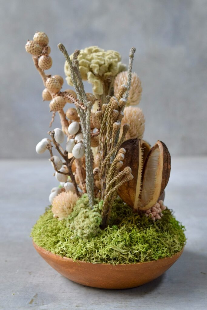 東京の花屋 叢屋Kusamurayaのドライフラワーインテリア雑貨。アンティーク調の木皿(ウッドプレート)を使った、自宅用やギフト用に人気のアレンジメント。