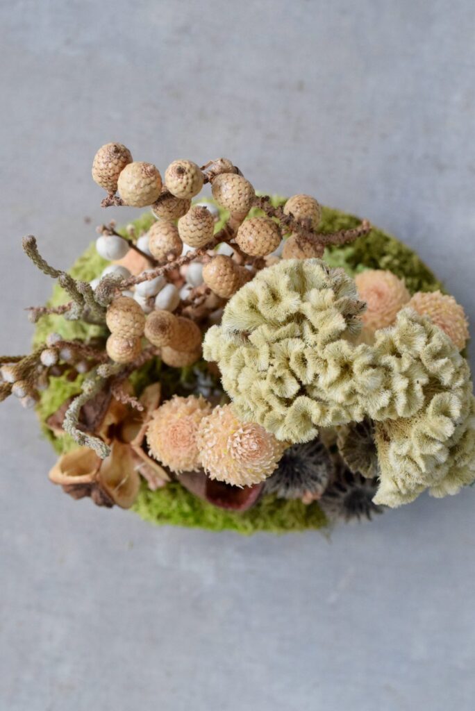 東京の花屋 叢屋Kusamurayaのドライフラワーインテリア雑貨。アンティーク調の木皿(ウッドプレート)を使った、自宅用やギフト用に人気のアレンジメント。