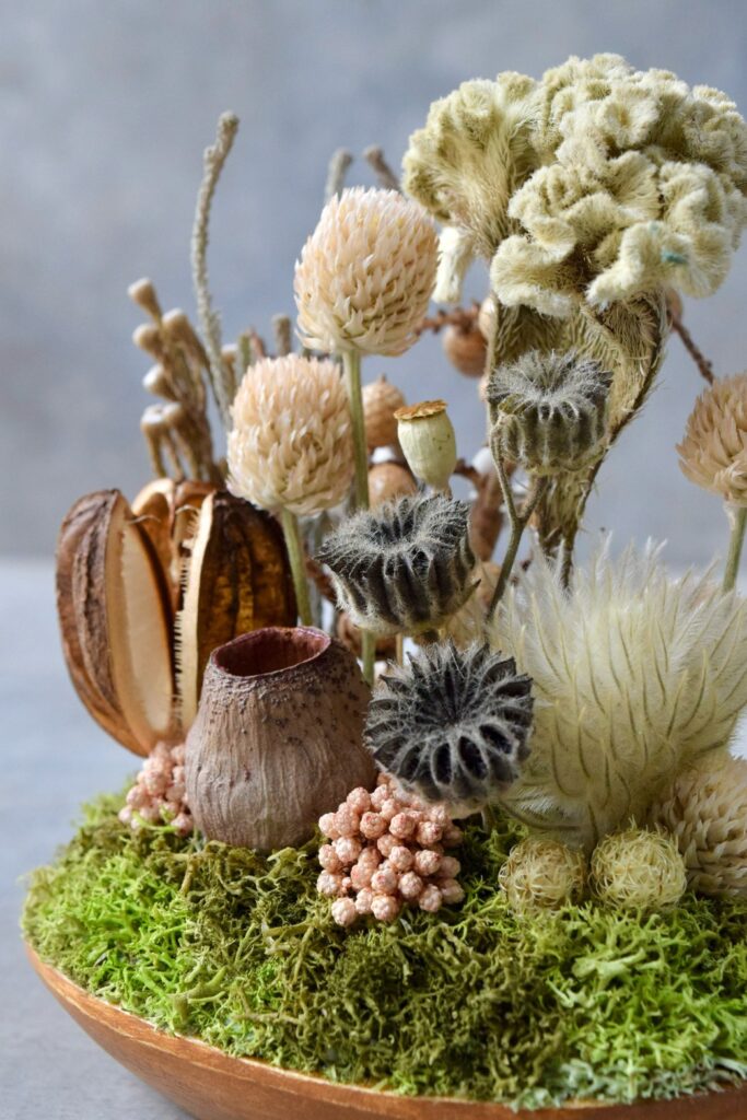 東京の花屋 叢屋Kusamurayaのドライフラワーインテリア雑貨。アンティーク調の木皿(ウッドプレート)を使った、自宅用やギフト用に人気のアレンジメント。