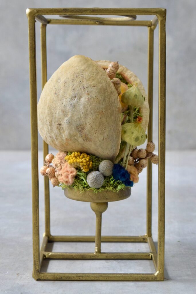 東京の花屋「叢屋Kusamuraya」のドライフラワーとアイアンフレームを組み合わせたアンティークインテリア雑貨。自宅の装飾やギフトに人気のアレンジメント。