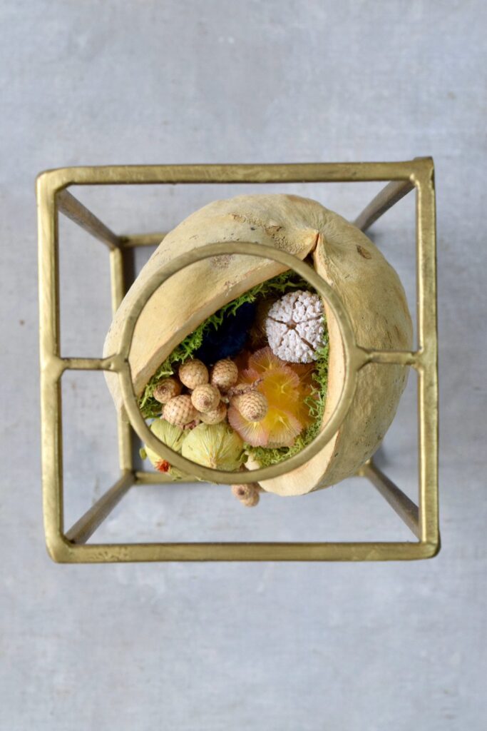 東京の花屋「叢屋Kusamuraya」のドライフラワーとアイアンフレームを組み合わせたアンティークインテリア雑貨。自宅の装飾やギフトに人気のアレンジメント。