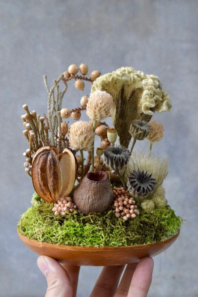 東京の花屋 叢屋Kusamurayaのドライフラワーインテリア雑貨。アンティーク調の木皿(ウッドプレート)を使った、自宅用やギフト用に人気のアレンジメント。