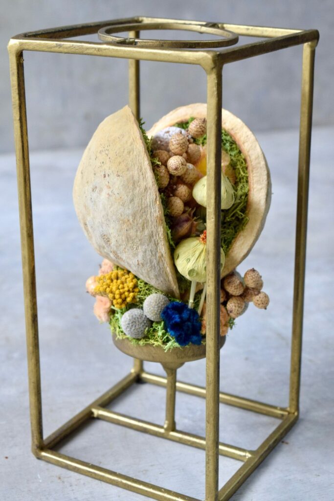 東京の花屋「叢屋Kusamuraya」のドライフラワーとアイアンフレームを組み合わせたアンティークインテリア雑貨。自宅の装飾やギフトに人気のアレンジメント。