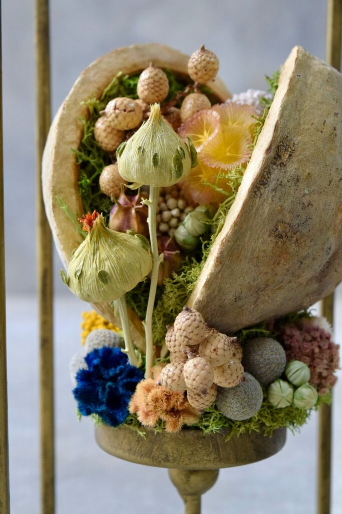 東京の花屋「叢屋Kusamuraya」のドライフラワーとアイアンフレームを組み合わせたアンティークインテリア雑貨。自宅の装飾やギフトに人気のアレンジメント。