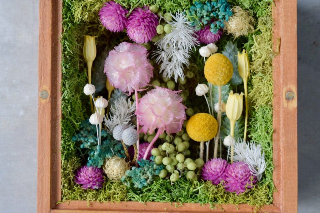 東京の花屋 叢屋Kusamurayaのドライフラワーインテリア雑貨。アンティーク調の木製フレーム入りで、自宅用やギフト用に人気のアレンジメント。
