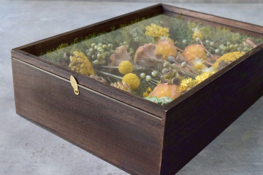 東京の花屋 叢屋Kusamurayaのドライフラワーインテリア雑貨。アンティーク調の木製フレーム(ウッドボックス)を使った、自宅用やギフト用に人気のアレンジメント。