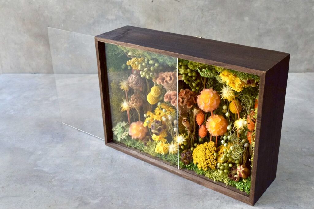 東京の花屋 叢屋Kusamurayaのドライフラワーインテリア雑貨。アンティーク調の木製フレーム(ウッドボックス)を使った、自宅用やギフト用に人気のアレンジメント。